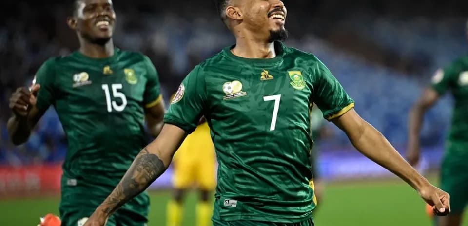 Joueur sud-africain célébrant un but avec coéquipier