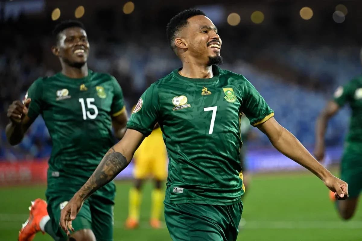 Joueur sud-africain célébrant un but avec coéquipier