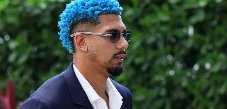 Homme avec cheveux bleus et lunettes de soleil