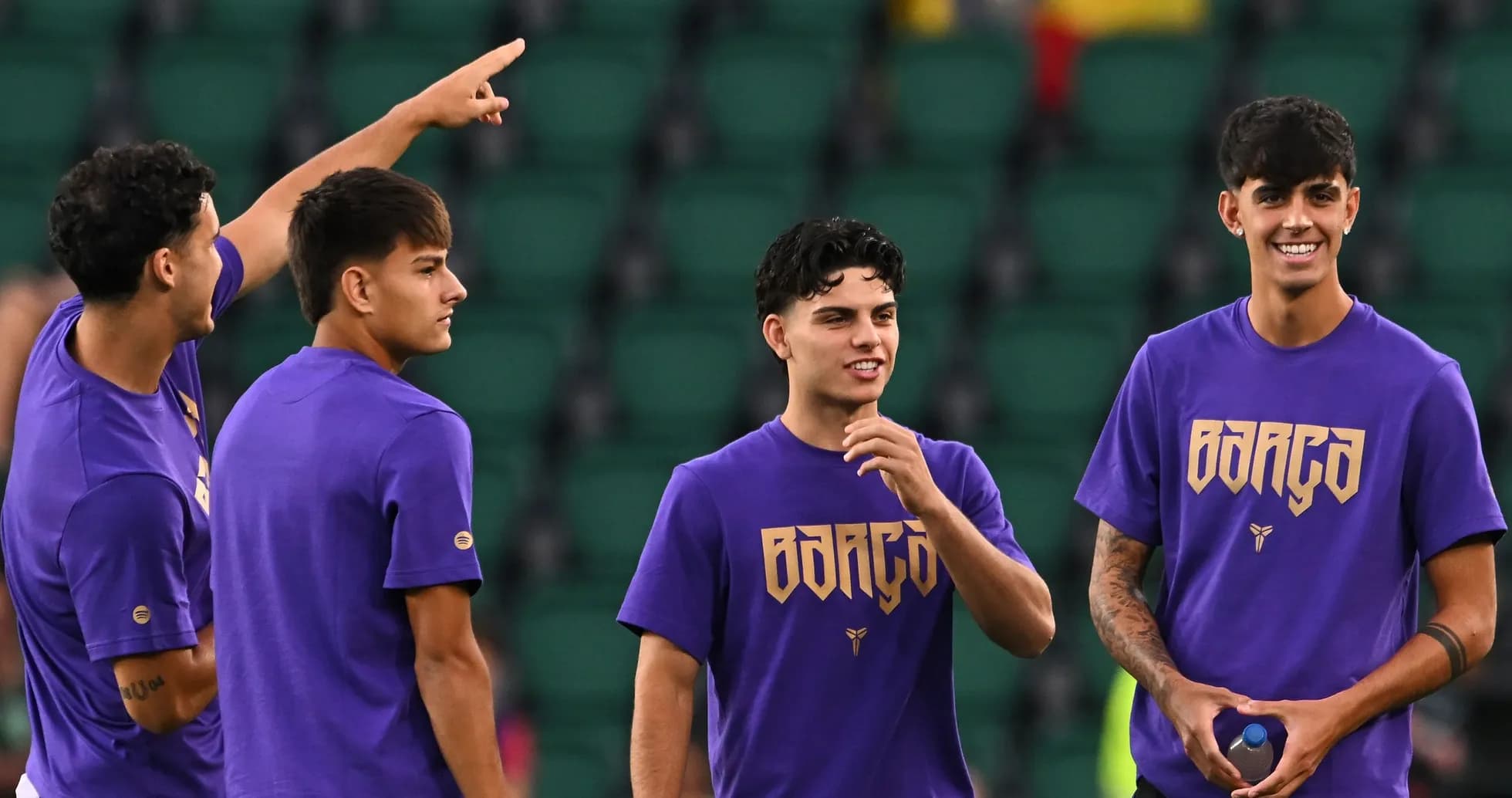 Quatre joueurs discutant sur le terrain d'entraînement