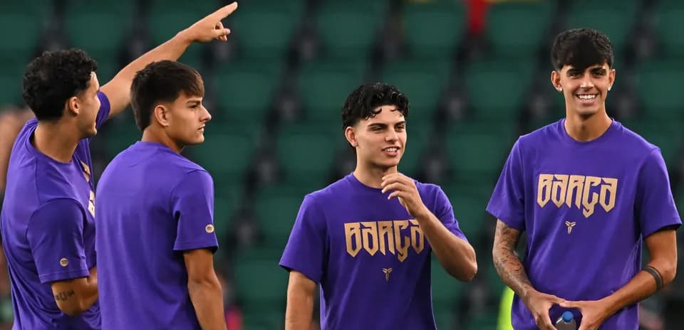 Quatre joueurs discutant sur le terrain d'entraînement