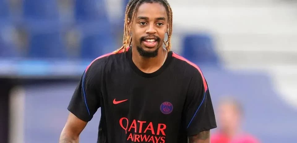 Joueur s'entraînant avec le maillot du PSG
