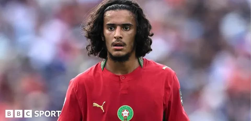 Joueur marocain en maillot rouge sur le terrain