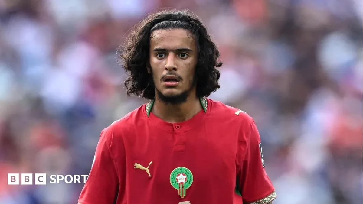 Joueur marocain en maillot rouge sur le terrain