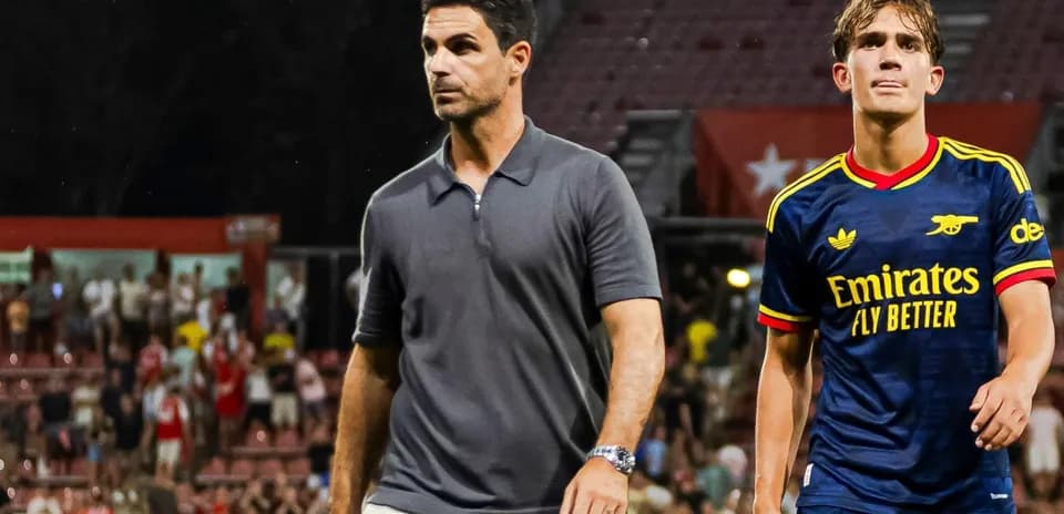 Entraîneur et joueur quittant le terrain après match