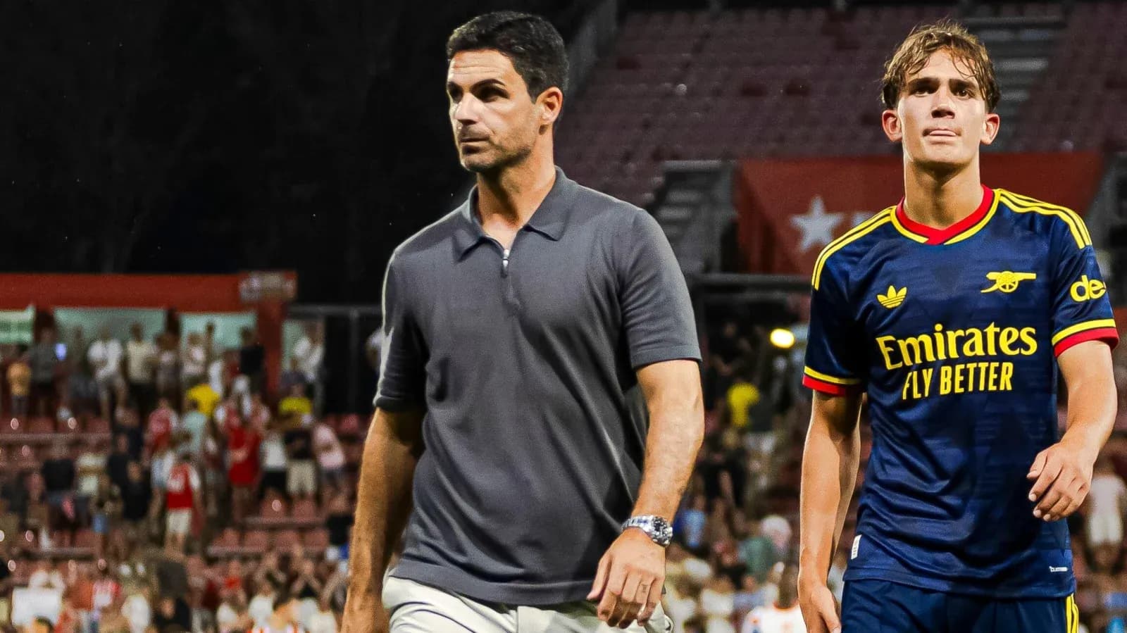 Entraîneur et joueur quittant le terrain après match