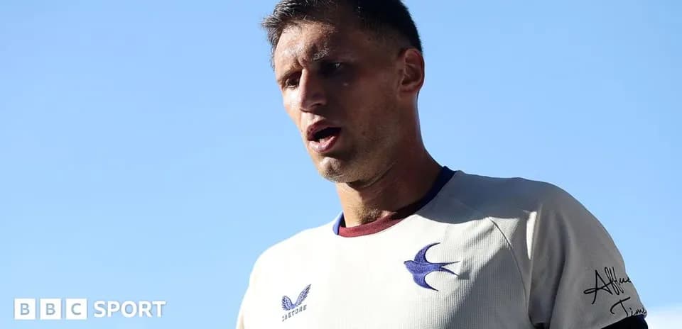 Joueur de football en entraînement sous le soleil