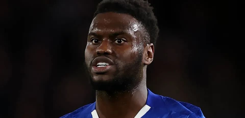 Joueur de football en maillot bleu sur le terrain