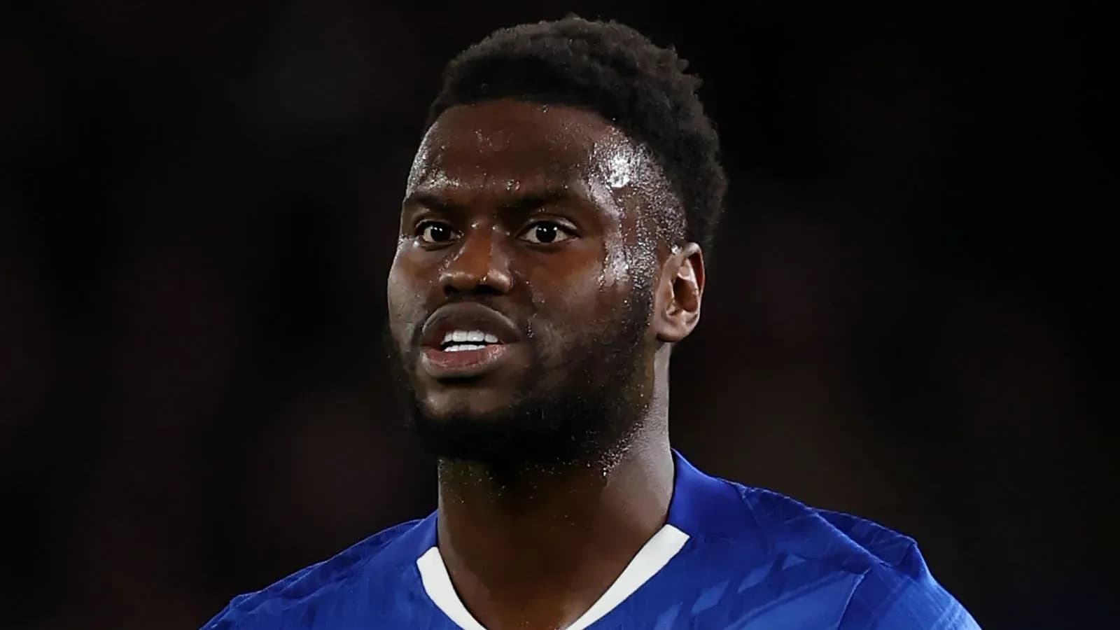 Joueur de football en maillot bleu sur le terrain