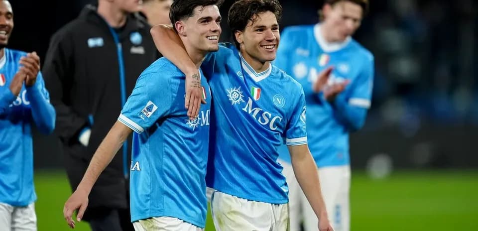 Deux joueurs de Naples célébrant une victoire