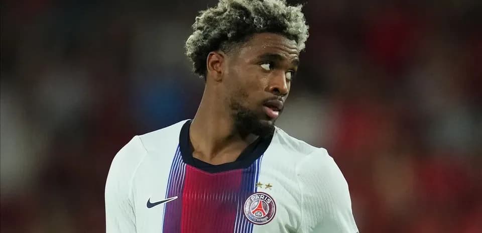 Joueur du PSG portant le maillot blanc en match