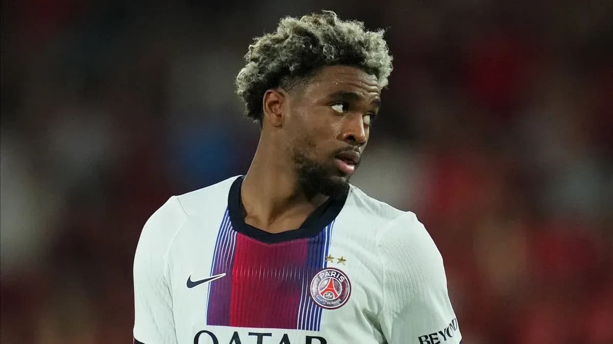 Joueur du PSG portant le maillot blanc en match