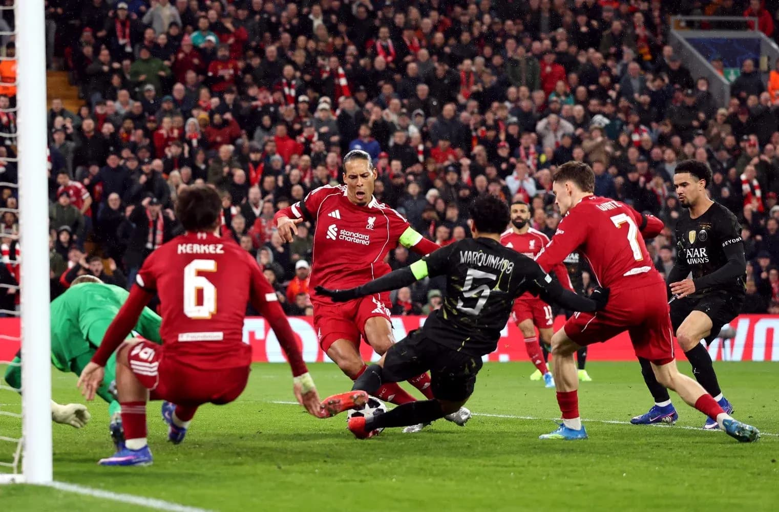 Action de match entre Liverpool et PSG