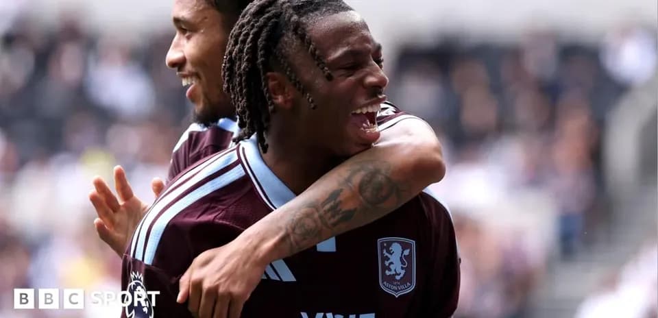 Joueurs d'Aston Villa célébrant un but ensemble
