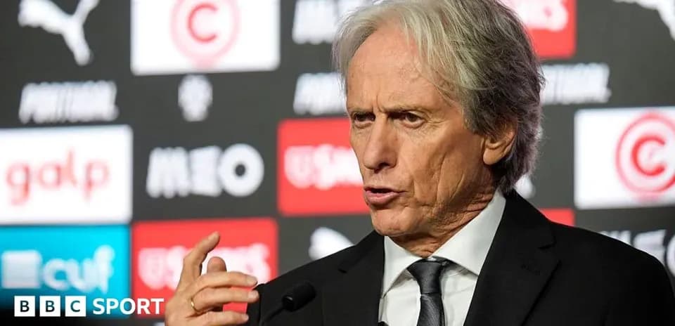 Entraîneur s'exprimant lors d'une conférence de presse