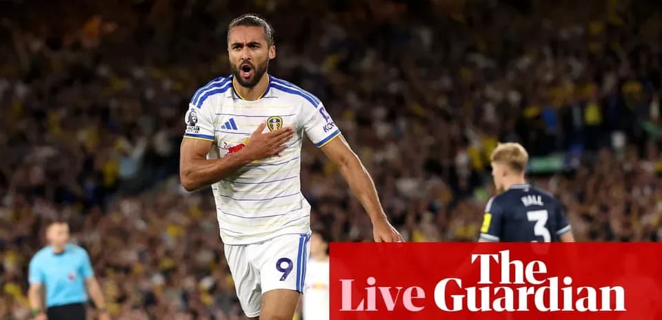 Joueur de Leeds célébrant un but devant les supporters
