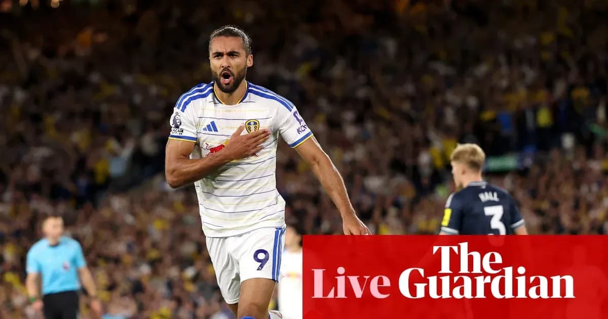 Joueur de Leeds célébrant un but devant les supporters