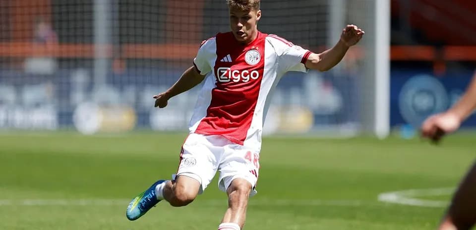 Joueur d'Ajax tirant le ballon sur le terrain