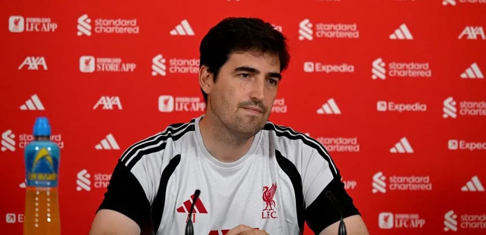 Entraîneur lors d'une conférence de presse à Liverpool