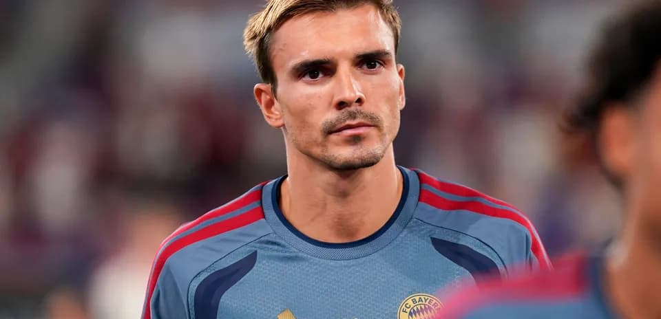 Joueur en tenue de FC Bayern Munich sur le terrain