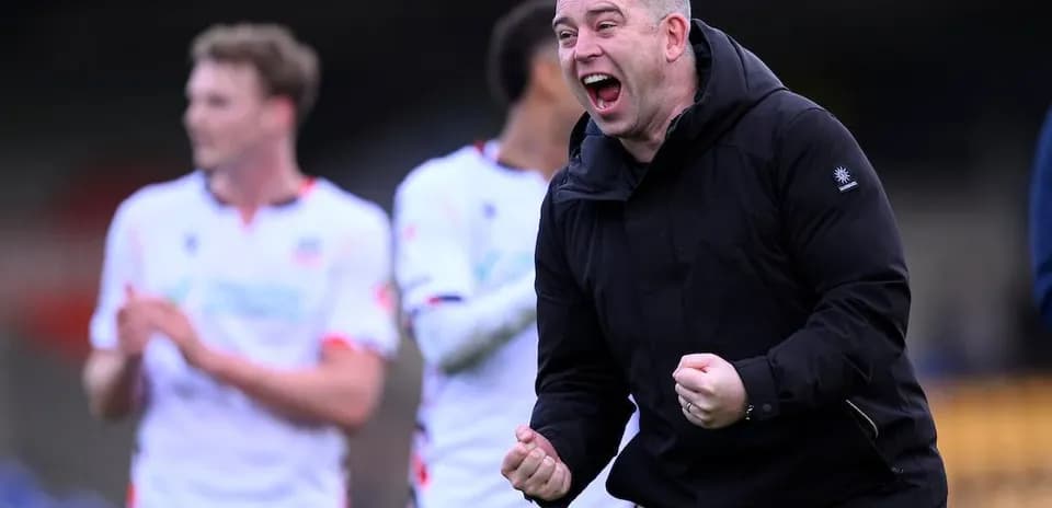 Entraîneur célébrant une victoire avec son équipe