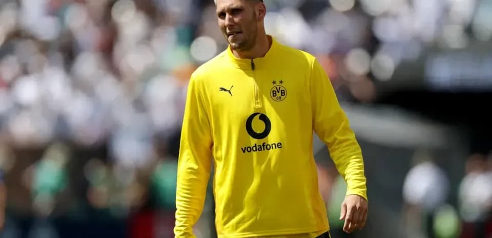 Joueur de Dortmund en tenue d'entraînement sur le terrain