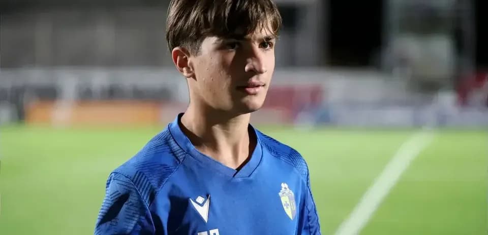 Joueur en tenue bleue sur le terrain de football