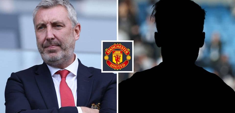 Homme pensif à côté du logo de Manchester United