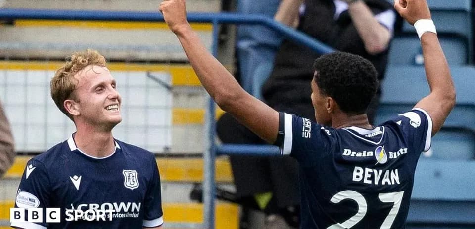 Joueurs de Dundee célébrant un but ensemble