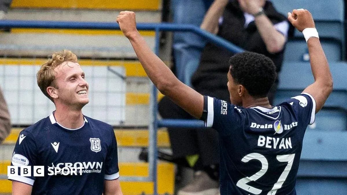 Joueurs de Dundee célébrant un but ensemble