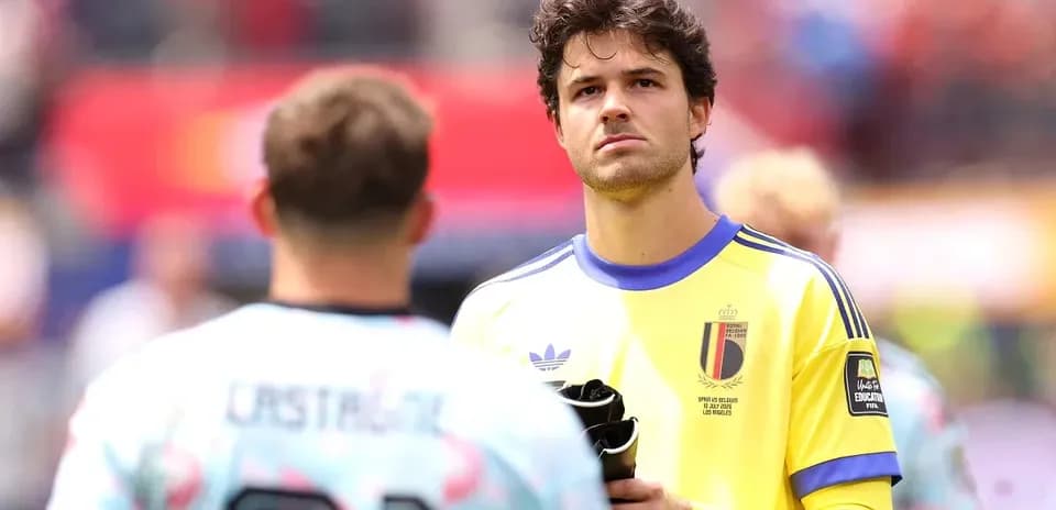 Joueur belge en maillot jaune observant le terrain