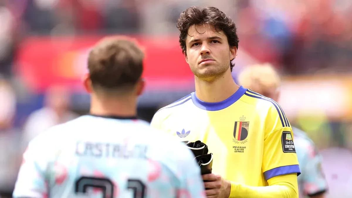 Joueur belge en maillot jaune observant le terrain