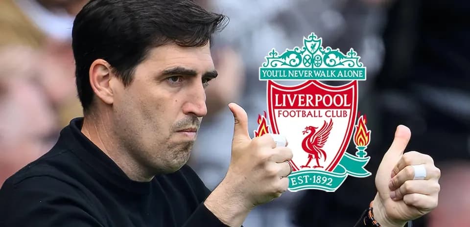 Entraîneur faisant un signe de pouce levé pour Liverpool