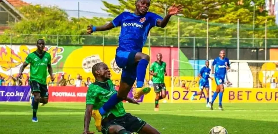 Un joueur saute par-dessus un adversaire au football