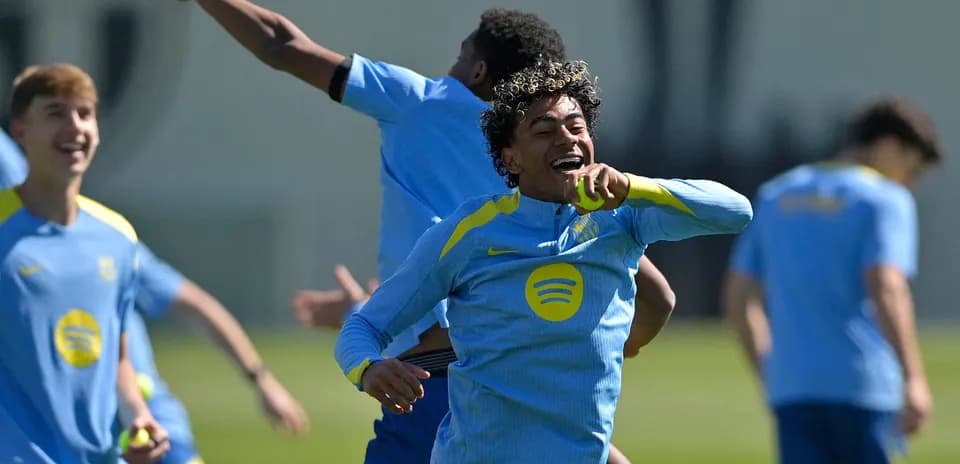 Joueurs s'entraînant et célébrant sur le terrain