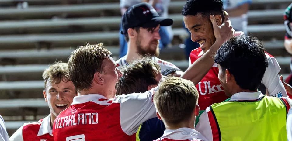 Joueurs célébrant un but lors du match