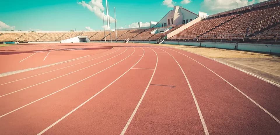 Vue d'une piste d'athlétisme dans un stade