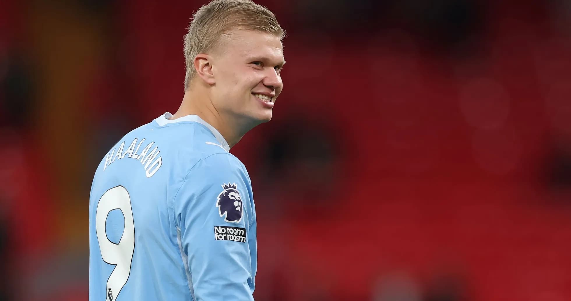 Joueur souriant portant le numéro 9 de Manchester City