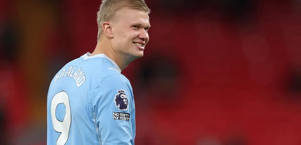 Joueur souriant portant le numéro 9 de Manchester City