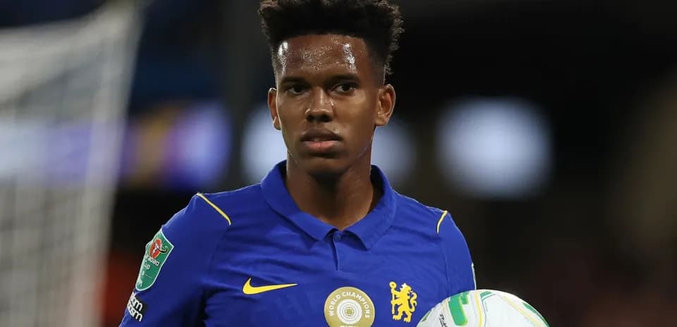 Joueur de Chelsea tenant un ballon sur le terrain