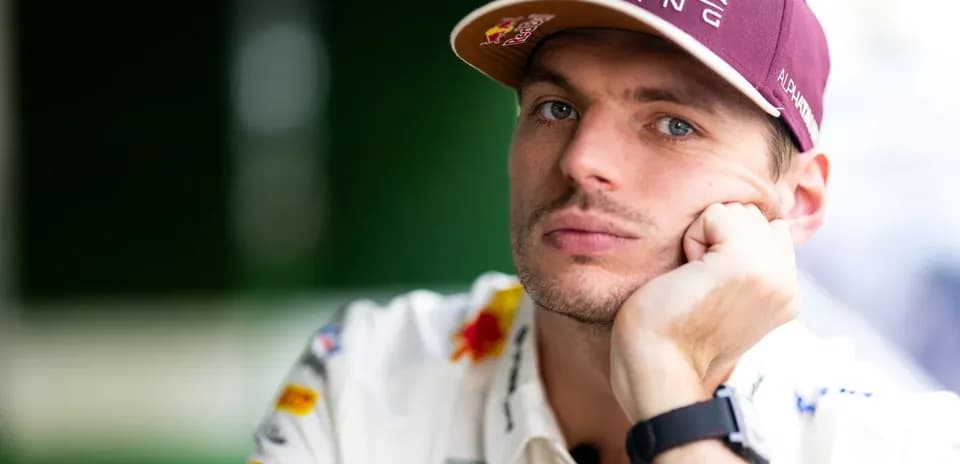 Pilote de Formule 1 en tenue de course réfléchissant