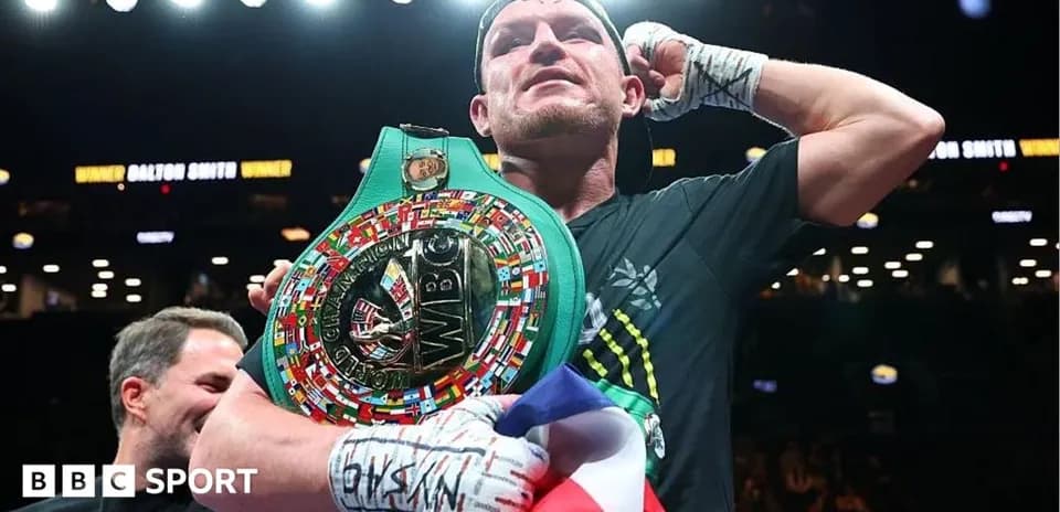 Boxeur célébrant avec ceinture WBC après victoire