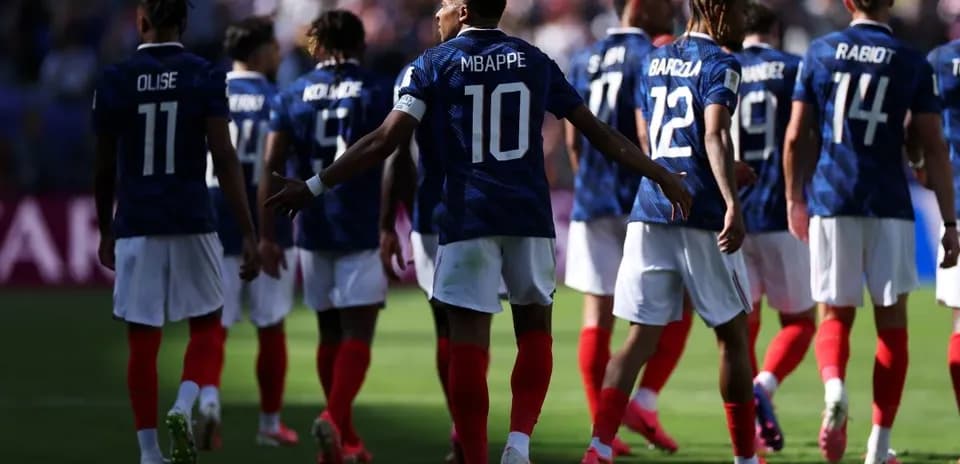Équipe de France marchant sur le terrain, Mbappé en tête