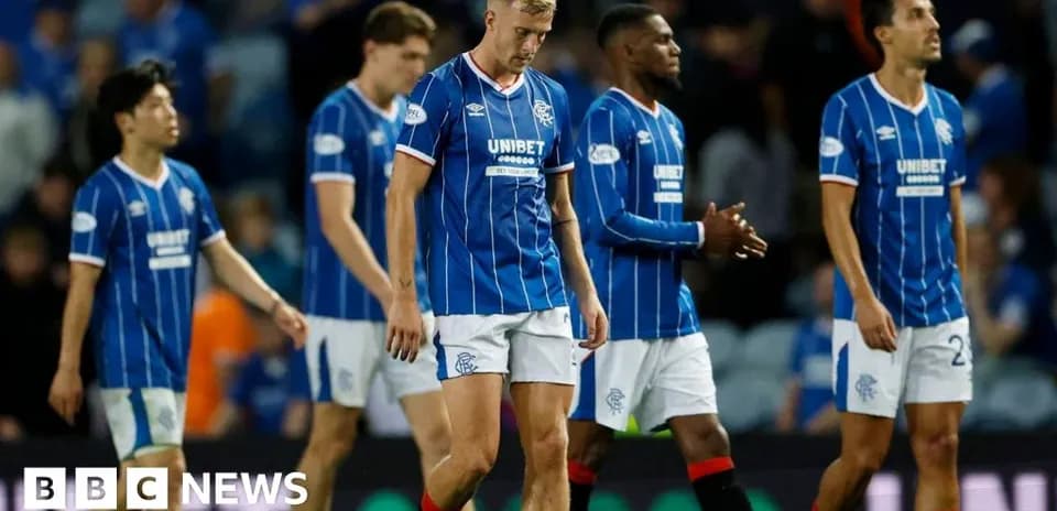 Joueurs de Rangers quittant le terrain après un match