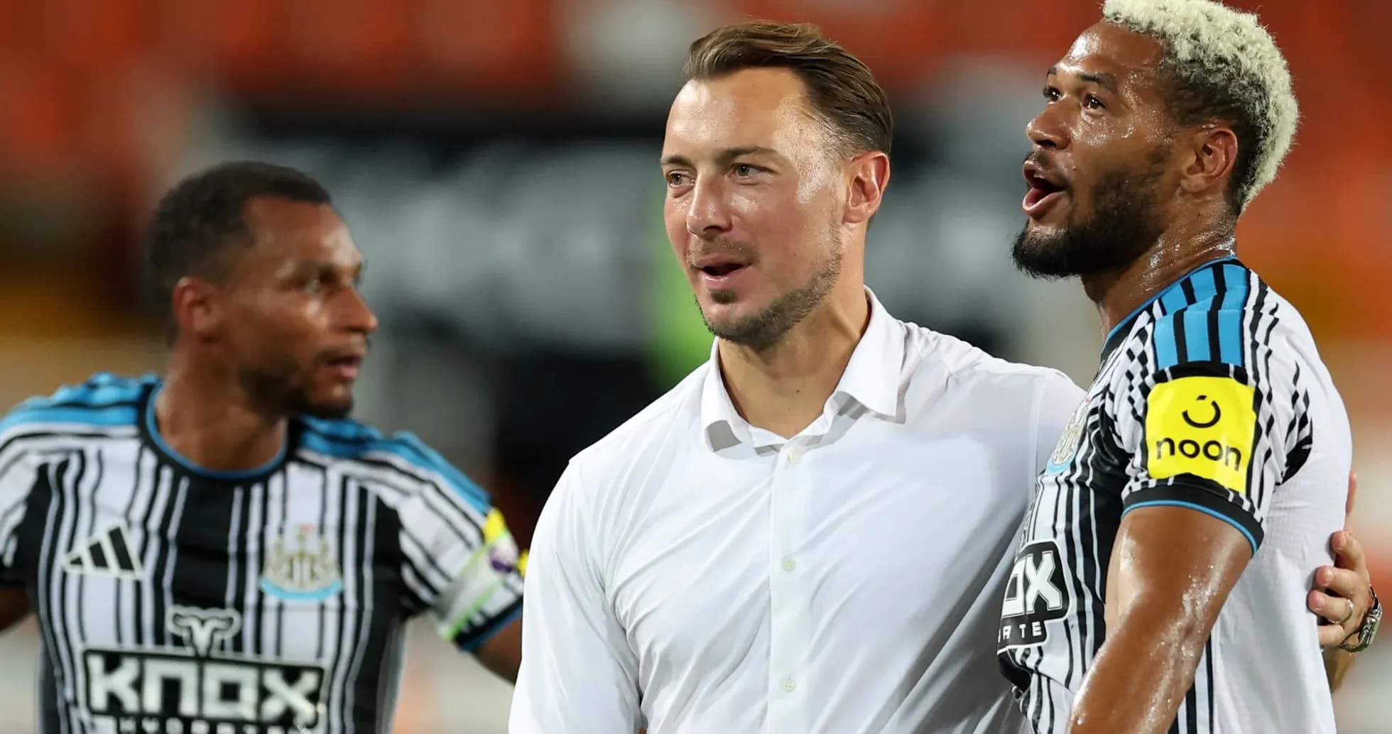 Trois joueurs de Newcastle célébrant ensemble après un match