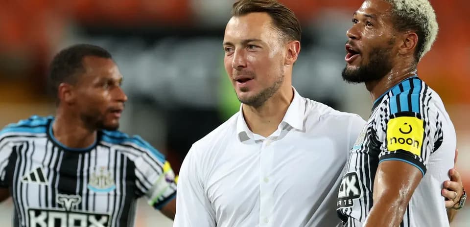 Trois joueurs de Newcastle célébrant ensemble après un match