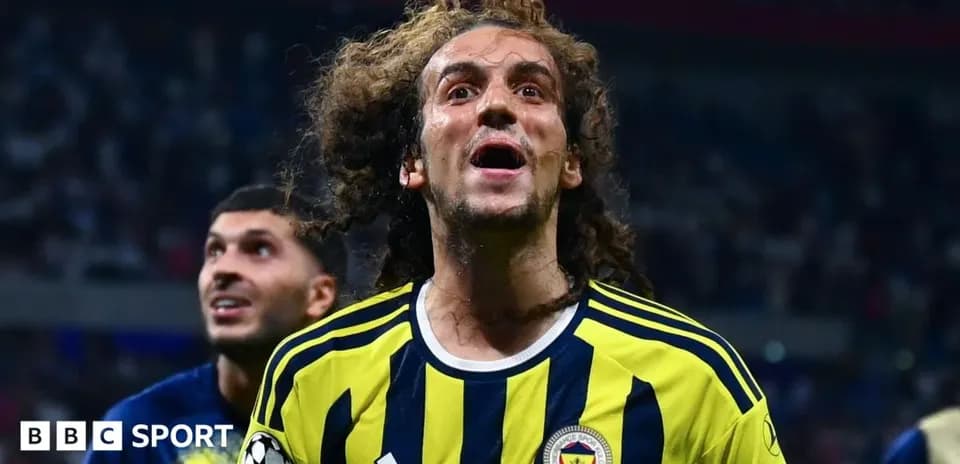 Joueur de Fenerbahçe célébrant un but en match