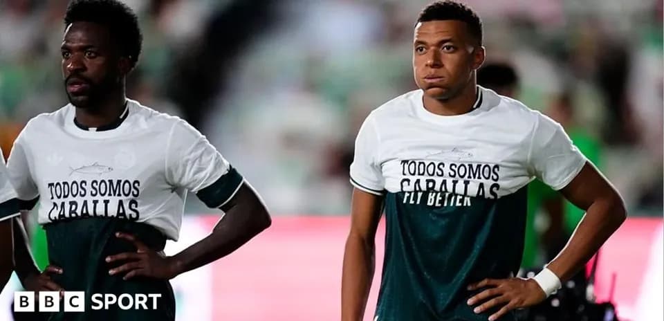 Deux joueurs en tenue d'échauffement sur le terrain