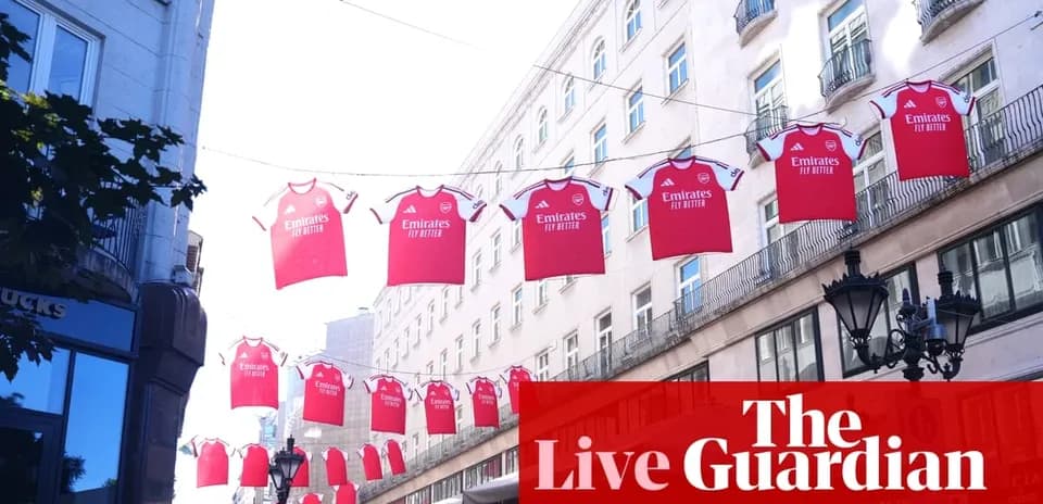 Maillots d'Arsenal suspendus dans une rue