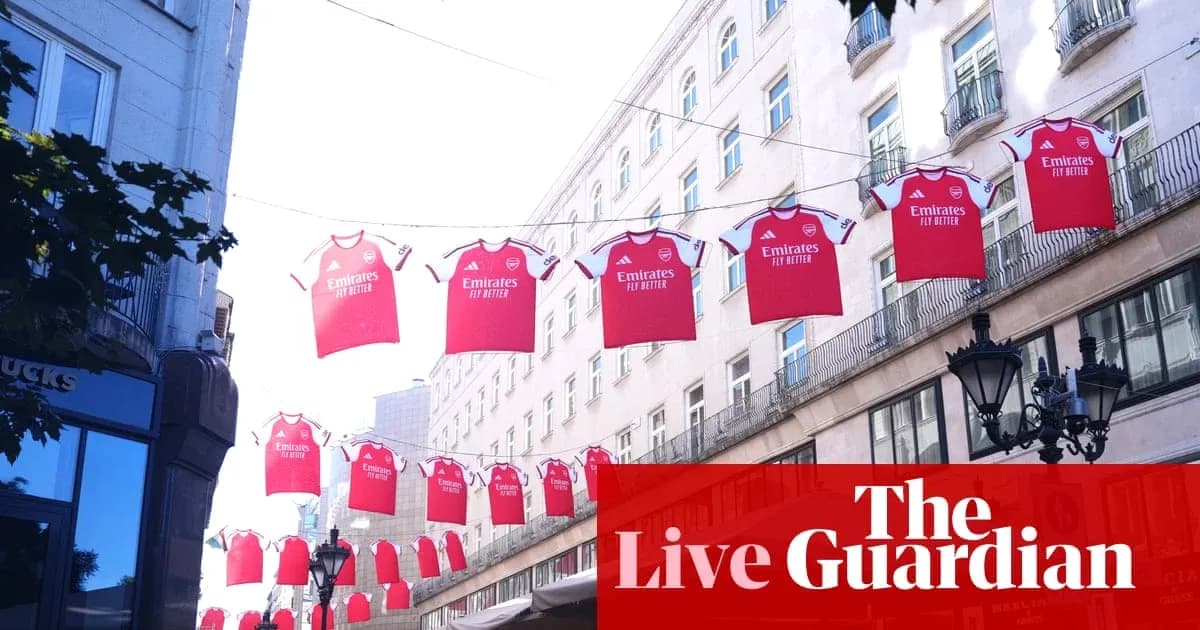 Maillots d'Arsenal suspendus dans une rue